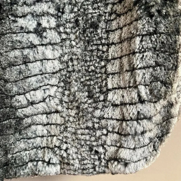 5/48 Grey Faux Fur Vest Size Medium | Soft Zip Up Sleeveless Jacket - Picture 5 of 10